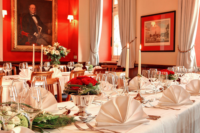 Restaurant Burg Hohenzollern, festlich gedeckter Tisch