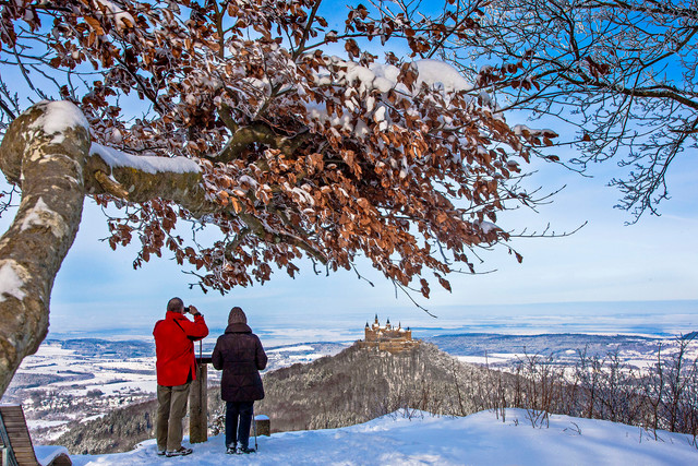 Blick auf die Burg Hohenzollern im Winter
