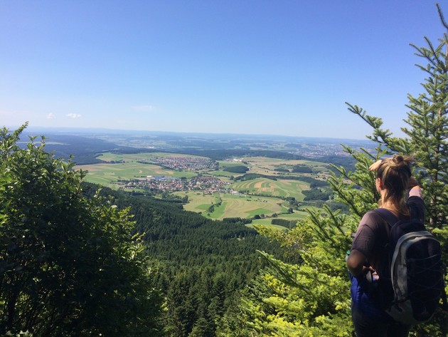 Wanderin blickt vom Oberhohenberg ins Vorland